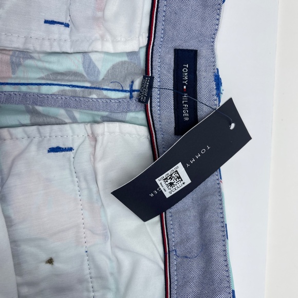 TOMMY HILFIGER 7" Regular Fit Leaf Shorts - Picture 4 of 9